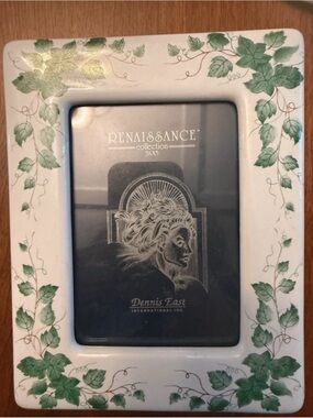 Dennis East Renaissance Ceramic Photo Frame-White with Greenery 3.5 × 5 in